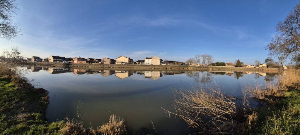 Panorama de La Truchère depuis l'autre rive