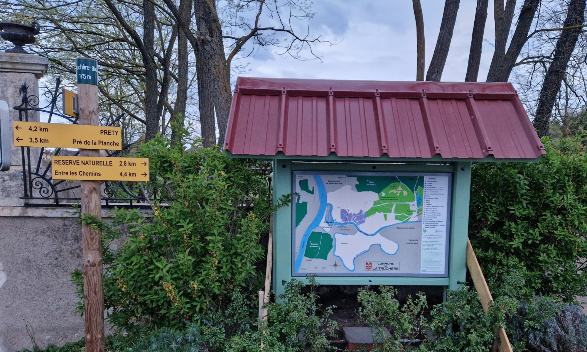 nouvel abri pour le plan de La Truchère à l'angle de la rue darbonnay et rue du canal