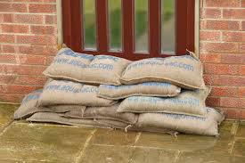 sacs de sables pour prévenir une inondation dans la maison
